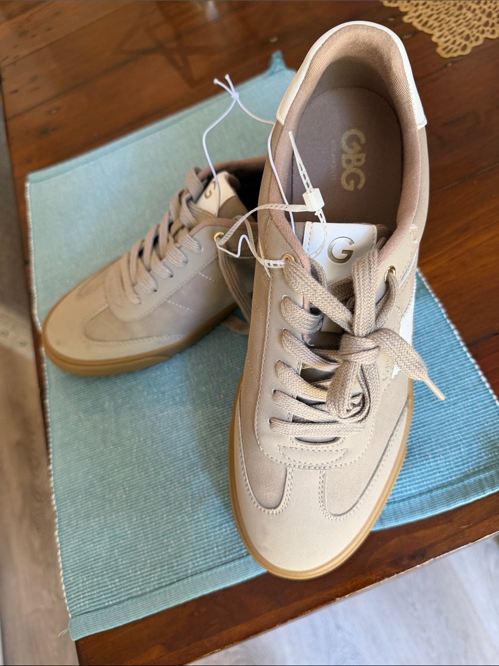 GBG Los Angeles Women Beige Low-Top Sneakers Size 11
